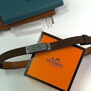 Женский ремень коричневого цвета из натуральной замши Hermes Kelly с серебряной пряжкой в коробке synthetic.ua - Фото 1