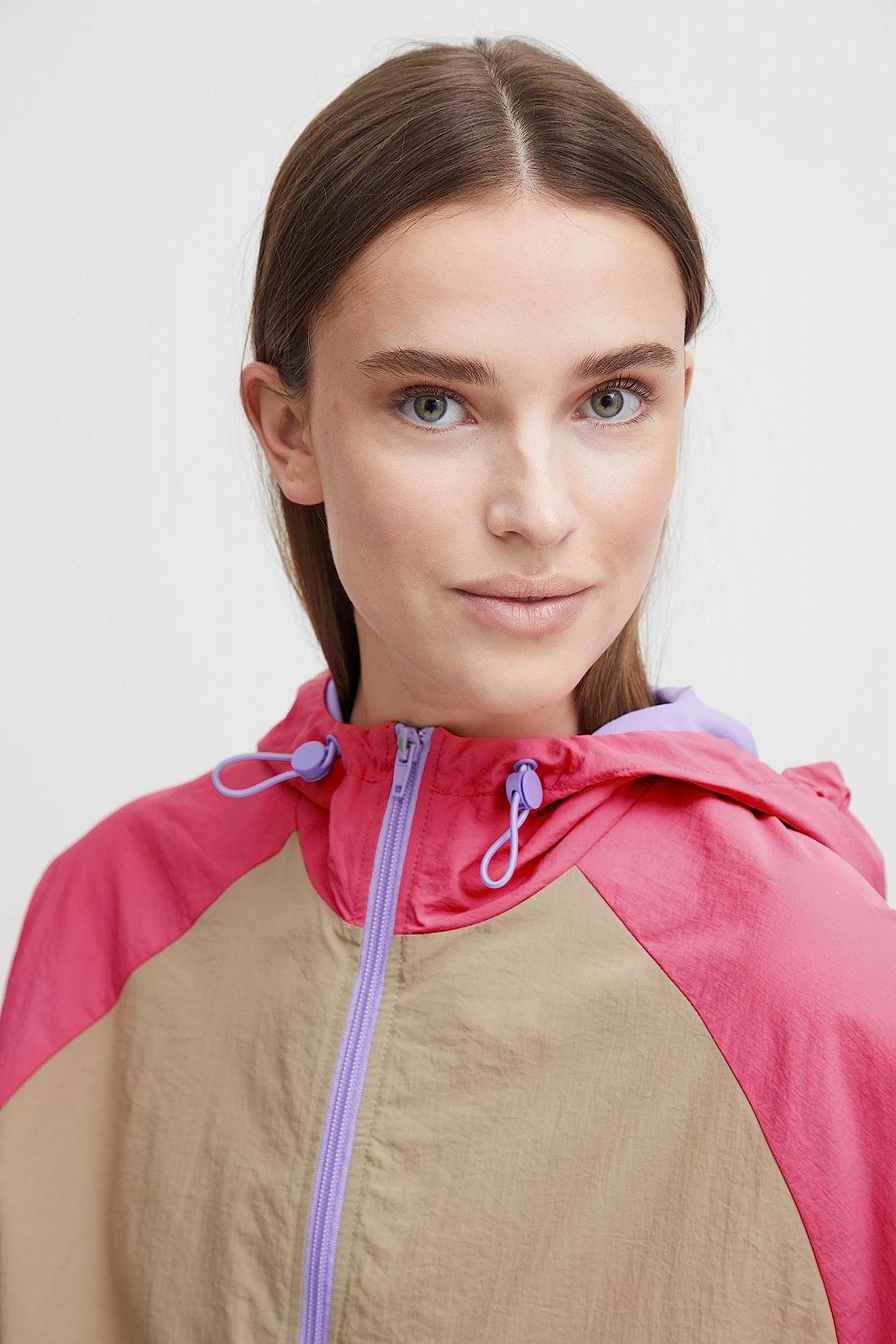 Жіноча вітровка THEJOGGCONCEPT JCFLORA Перехідна куртка Дощовик з еластичним капюшоном та високим коміром, фото №5 Жіноча вітровка THEJOGGCONCEPT JCFLORA Перехідна куртка Дощовик з еластичним капюшоном та високим коміром, фото №5