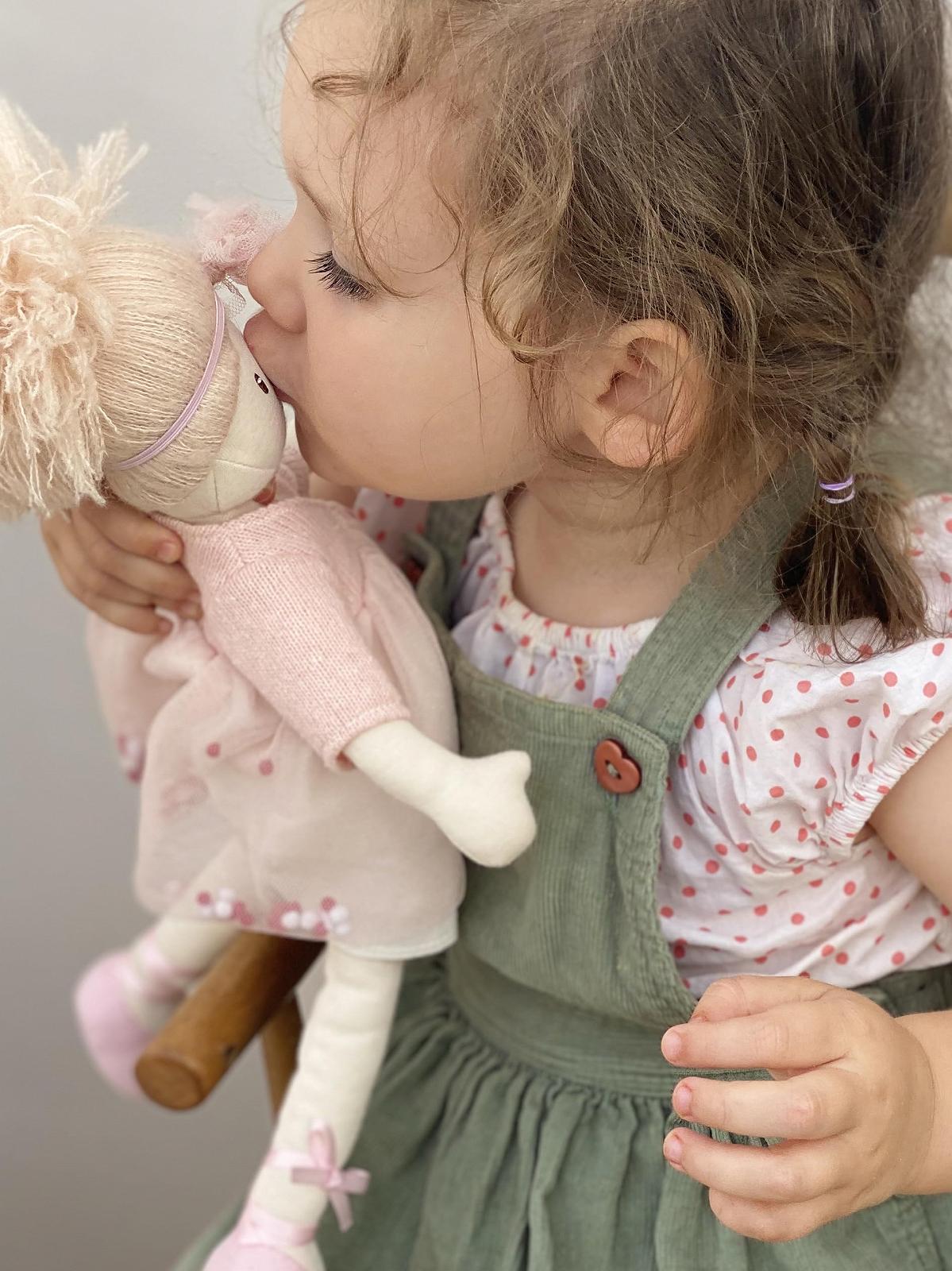 Кукла ThreadBear Design Amelie с мягким телом, блондинка, в розовом платье с пачкой, фото №4