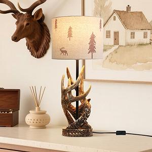 Настільна лампа зі смоли в рустикальному стилі тканинний абажур з мотивом оленя та дерева основа у вигляді рогів коричнева бежева - Фото 1