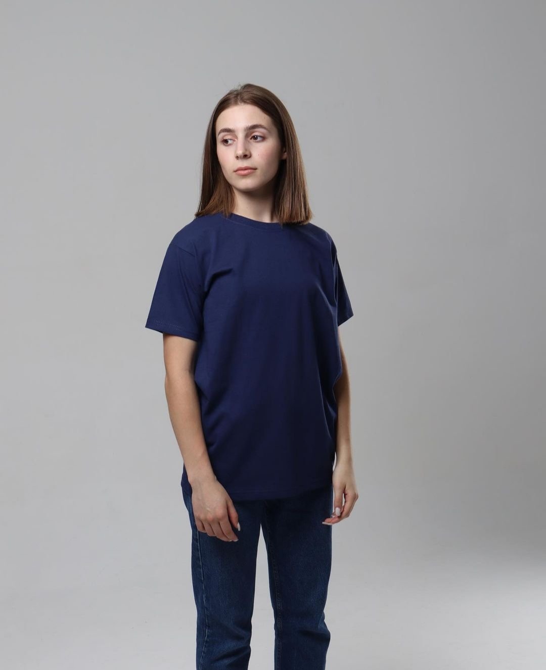 Темно-синя бавовняна однотонна футболка унісекс, фото №2
