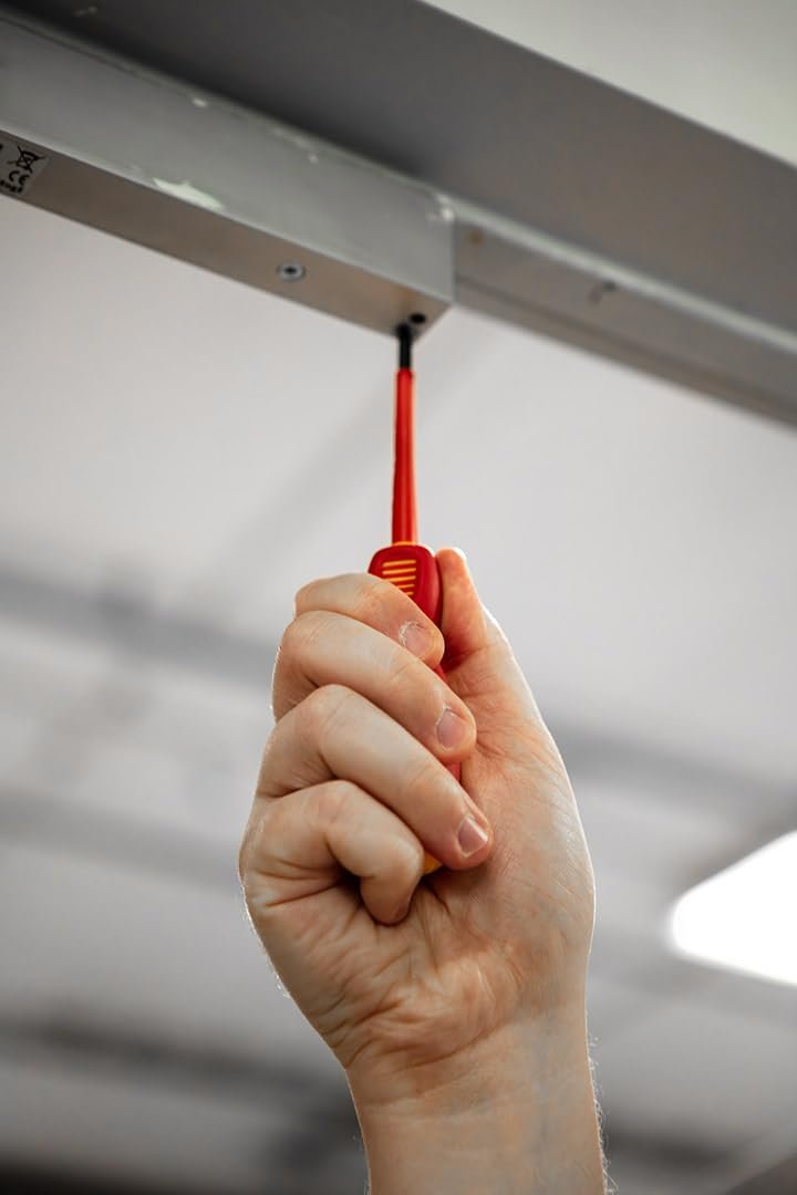 Отвертка диэлектрическая NEO TOOLS PlusMinus 1000 V VDE-изолированная многокомпонентная рукоятка 80 мм (SL/PH1 x 80 мм), фото №3 Отвертка диэлектрическая NEO TOOLS PlusMinus 1000 V VDE-изолированная многокомпонентная рукоятка 80 мм (SL/PH1 x 80 мм), фото №3