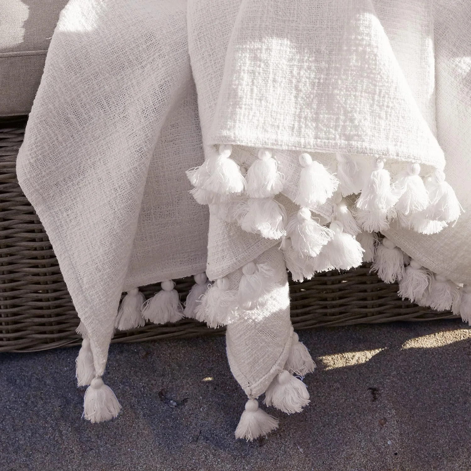 Плед Loberon Amlamé з декоративною бахромою, помпонами, бохо-шик, білий, фото №5