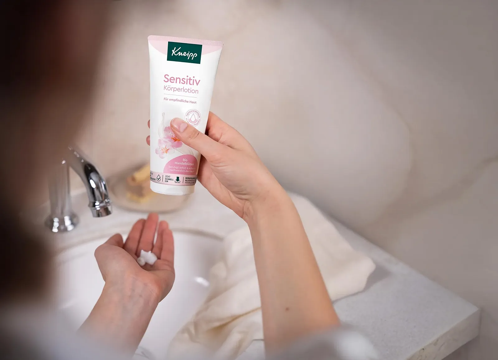 Лосьйон для тіла Kneipp Sensitive з органічним екстрактом квітів мигдалю для чутливої шкіри, 200 мл, фото №5