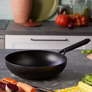 Сковорода-Wok KitchenAid Classic Кованый Анодированный, Без PFAS, Здоровое Керамическое Антипригарное Покрытие, Подходит для Индукции, Можно Использовать в Духовке и Мыть в Посудомоечной Машине, Черный, 28 см/3.6 л synthetic.ua - Фото 1
