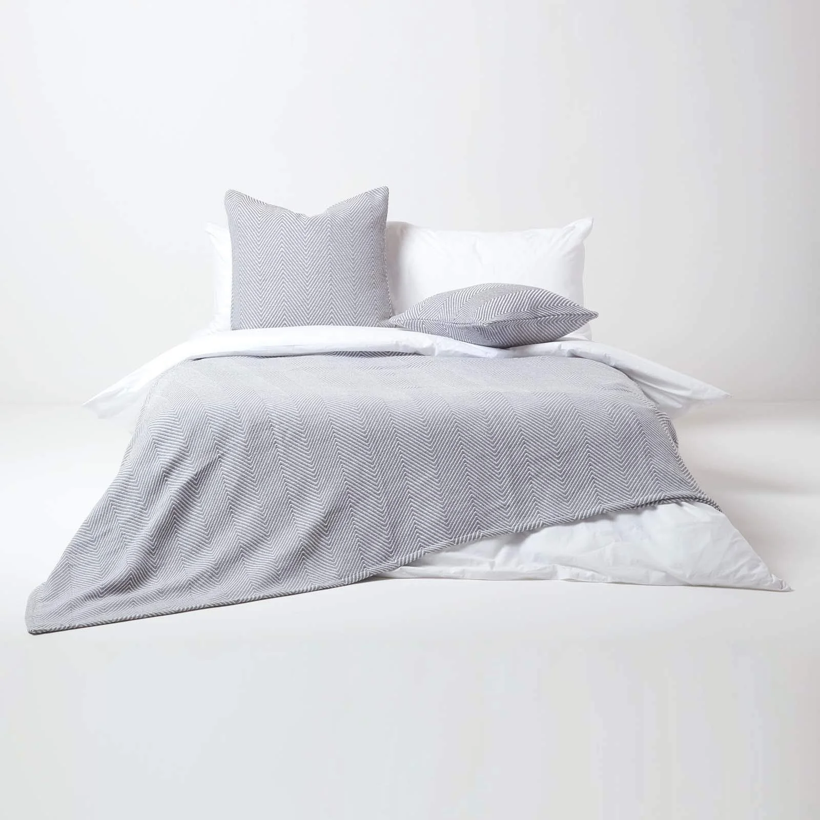 Покрывало Homescapes Halden Геометрический узор елочка Серый 225 x 255 см, фото №3