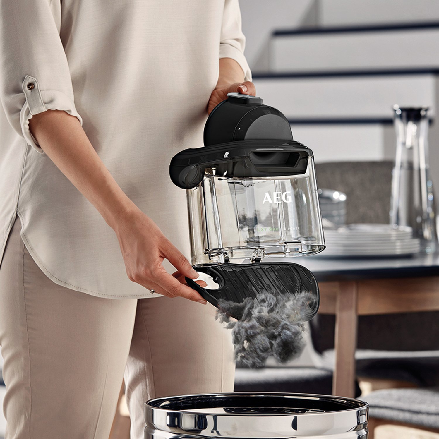 Пилосос AEG LX7-2-ÖKOX без мішка 750 Вт 9 м Радіус дії 1.4 л Пиловий контейнер Ергономічна ручка Миється гігієнічний фільтр Чорний, фото №5 Пилосос AEG LX7-2-ÖKOX без мішка 750 Вт 9 м Радіус дії 1.4 л Пиловий контейнер Ергономічна ручка Миється гігієнічний фільтр Чорний, фото №5