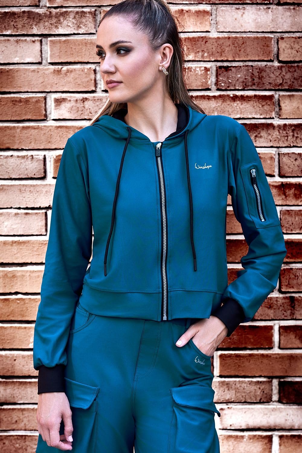 Функциональная куртка WINSHAPE J009c Женская Удобная Один карман, фото №2