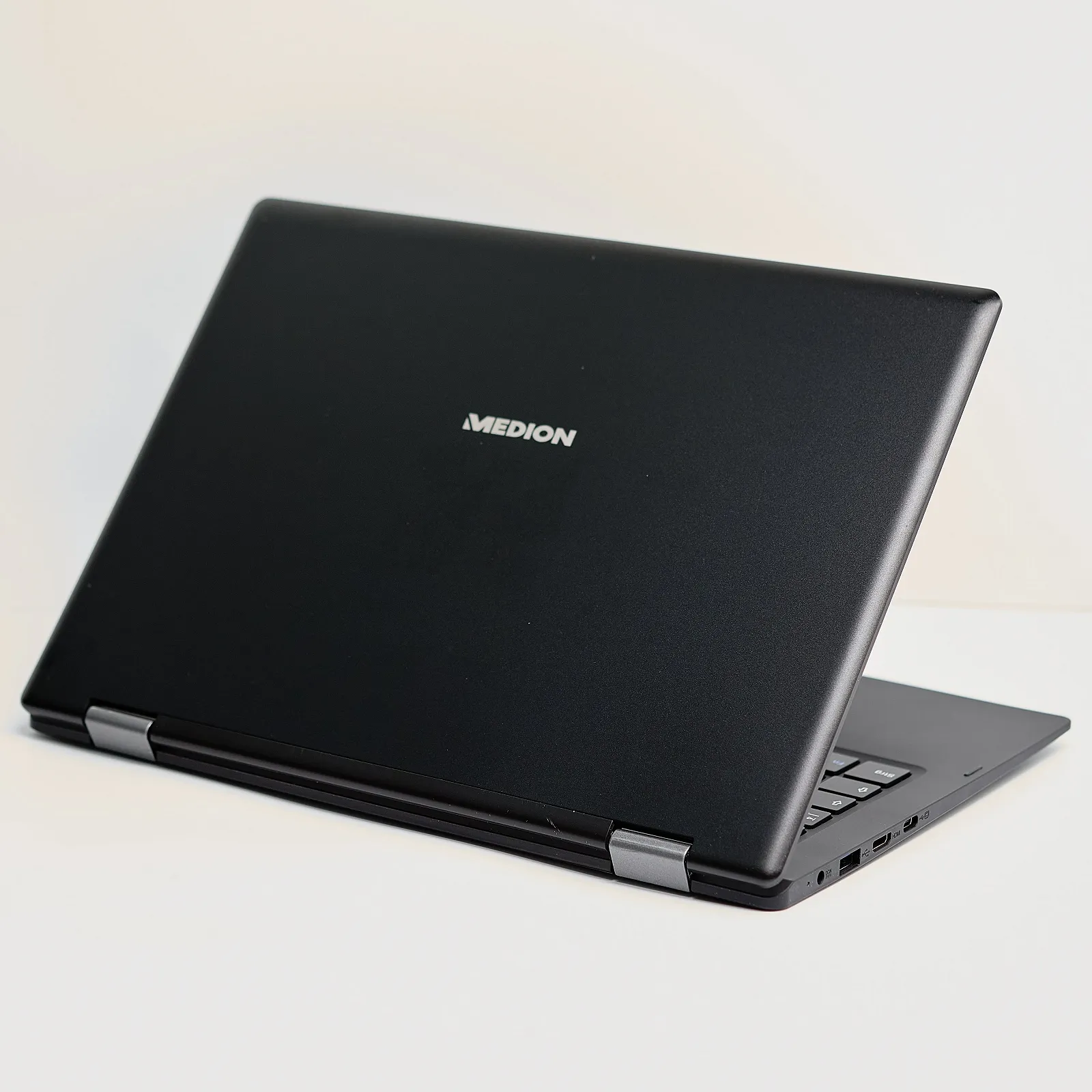 Ноутбук-планшет 11.6" Medion (Lenovo Group) Akoya E2291 | Чотириядерний Intel | Сенсорний IPS (1920x1080) FullHD | RAM DDR4 4 ГБ | SSD 128 ГБ + eMMc 64 ГБ | Intel Graphics | Металевий корпус | АКБ до 8 годин | Win10 (5117), фото №4 Ноутбук-планшет 11.6" Medion (Lenovo Group) Akoya E2291 | Чотириядерний Intel | Сенсорний IPS (1920x1080) FullHD | RAM DDR4 4 ГБ | SSD 128 ГБ + eMMc 64 ГБ | Intel Graphics | Металевий корпус | АКБ до 8 годин | Win10 (5117), фото №4