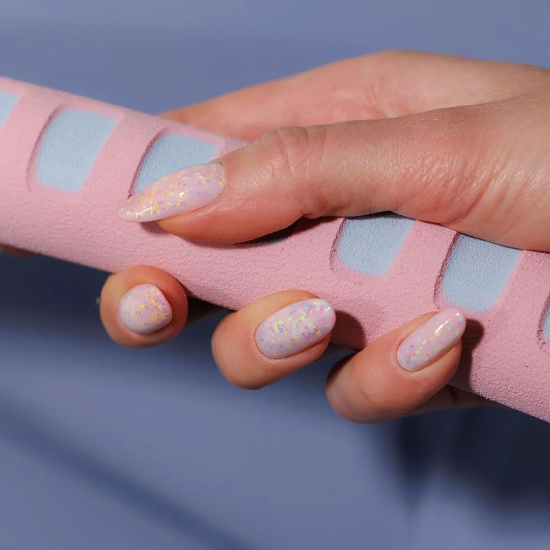 Гель-лак Mistero Milano Caramella Dolce UV LED, оттенок: молочный с цветными вкраплениями, фото №4