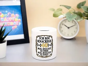 Копилка Ich bin knackige 40 Jahre для денежного подарка керамическая 40 лет Белая synthetic.ua - Фото 1