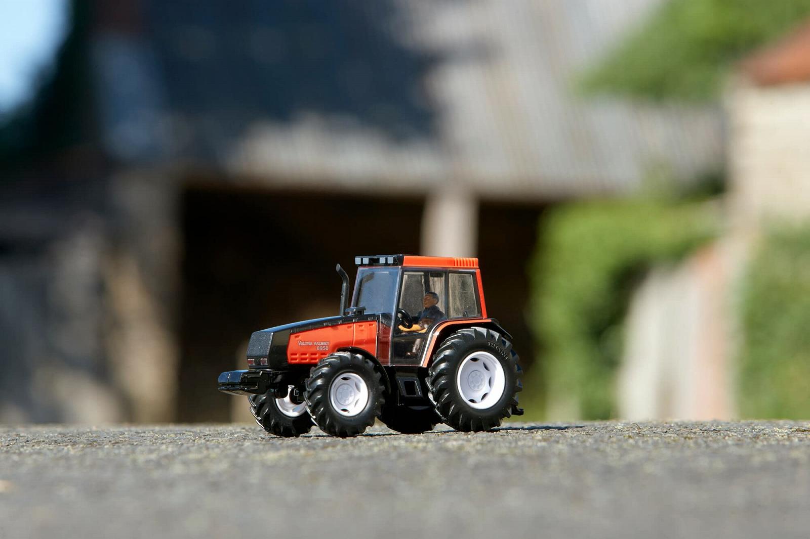 Трактор Valtra Valmet 8950 Игрушка Ограниченная серия Совместим с фермерами и игрушками в масштабе 1:32 Подходит для коллекционеров и детей от 3 лет, фото №5 Трактор Valtra Valmet 8950 Игрушка Ограниченная серия Совместим с фермерами и игрушками в масштабе 1:32 Подходит для коллекционеров и детей от 3 лет, фото №5