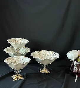 Дуже гарна порцелянова цукерниця з золотим розписом 20х20 см - Фото 1