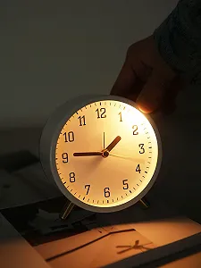 Будильник Shisedeco Аналоговый Бесшумный Маленький Настольный с Подсветкой Арабские Цифры synthetic.ua - Фото 1