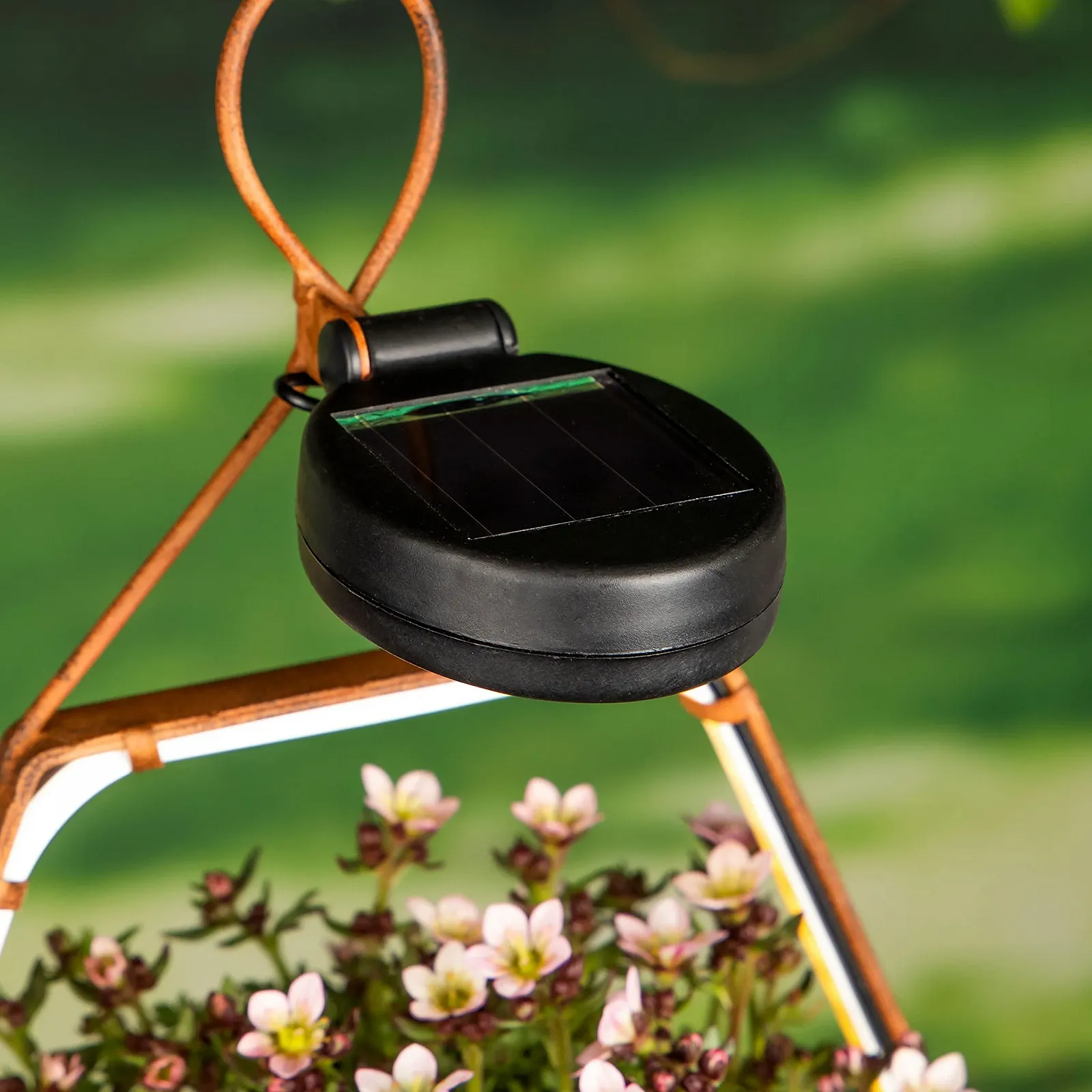 Підвісний світильник на сонячних батареях Spetebo Hexagon з чашею для рослин, теплий білий світлодіод, ефект іржі, фото №3 Підвісний світильник на сонячних батареях Spetebo Hexagon з чашею для рослин, теплий білий світлодіод, ефект іржі, фото №3