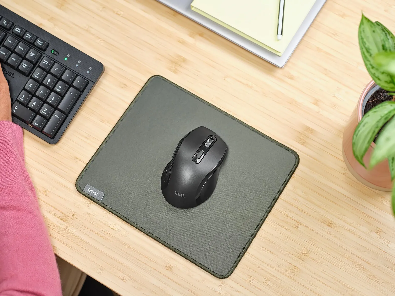 Мышь Trust Sura беспроводная для ноутбука / ПК / Mac, 800-1200 DPI, 6 кнопок, радиус действия 10 метров, оптический датчик, USB-микроприемник, для правой руки, черная, фото №7 Мышь Trust Sura беспроводная для ноутбука / ПК / Mac, 800-1200 DPI, 6 кнопок, радиус действия 10 метров, оптический датчик, USB-микроприемник, для правой руки, черная, фото №7