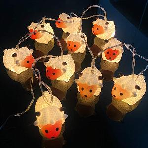 Гирлянда 10 LEDs в форме милых овец, ночник в форме овцы, фонарик в форме овцы на батарейках для спальни, Хэллоуина, Рождества, праздничной вечеринки, украшения классной комнаты (1,65 м/10 LED, овца с красным лицом) synthetic.ua - Фото 1