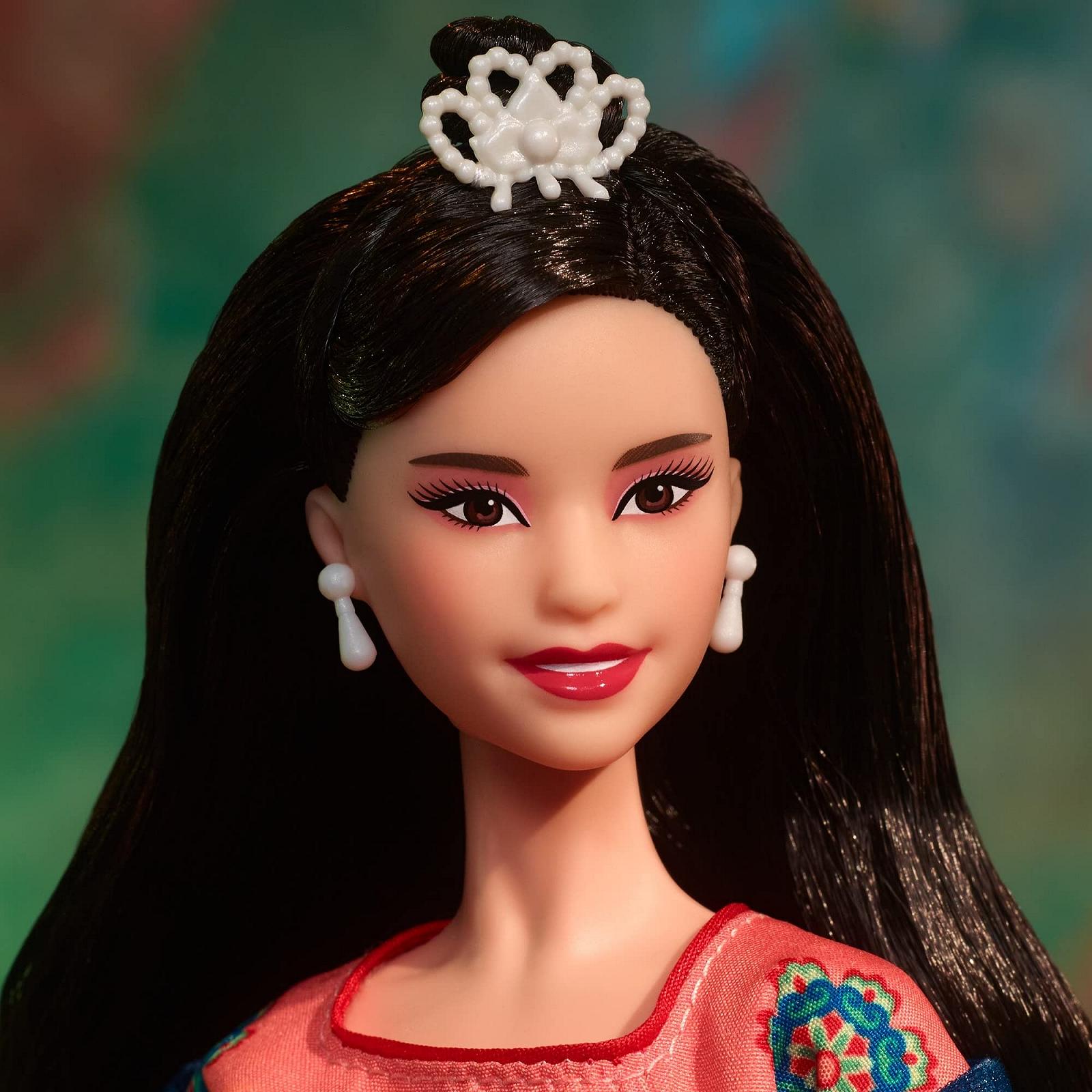 Лялька Barbie Lunar New Year Колекційна з традиційною сукнею Хемфу та китайськими принтами, натхненними печерними розписами Дуньхуан, фото №3 Лялька Barbie Lunar New Year Колекційна з традиційною сукнею Хемфу та китайськими принтами, натхненними печерними розписами Дуньхуан, фото №3