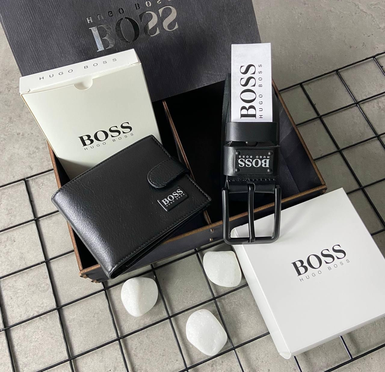 Мужской кожаный брендовый ремень и портмоне на кнопке в деревянной коробке BOSS, фото №1