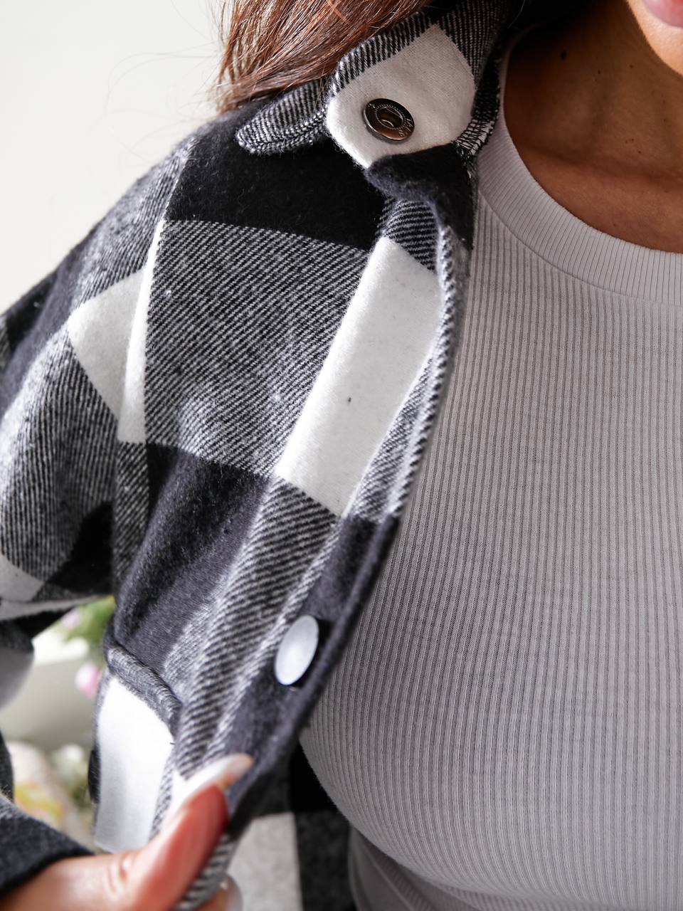 Женская длинная теплая рубашка в клетку кашемировая LS199 цвет черно-белый размер 42/46, фото №4