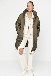 Куртка TRENDYOL Женская Обычная Пуховая Однотонная Тканая Зимняя synthetic.ua - Фото 1