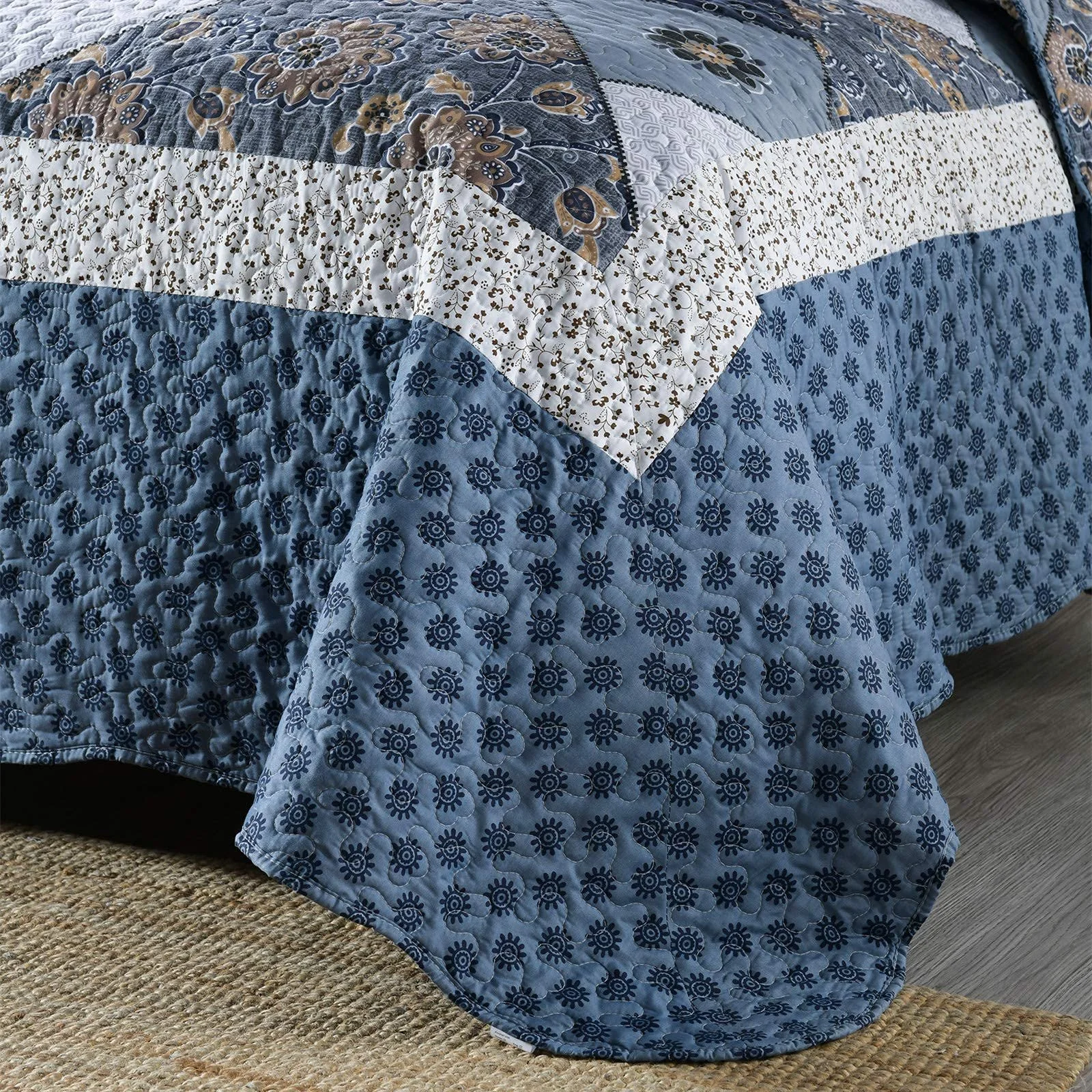 Покривало Qucover 220 x 240 см, стьобане, мікрофібра, тонке зимове, двосторонній дизайн, синій з квітковим візерунком, фото №5