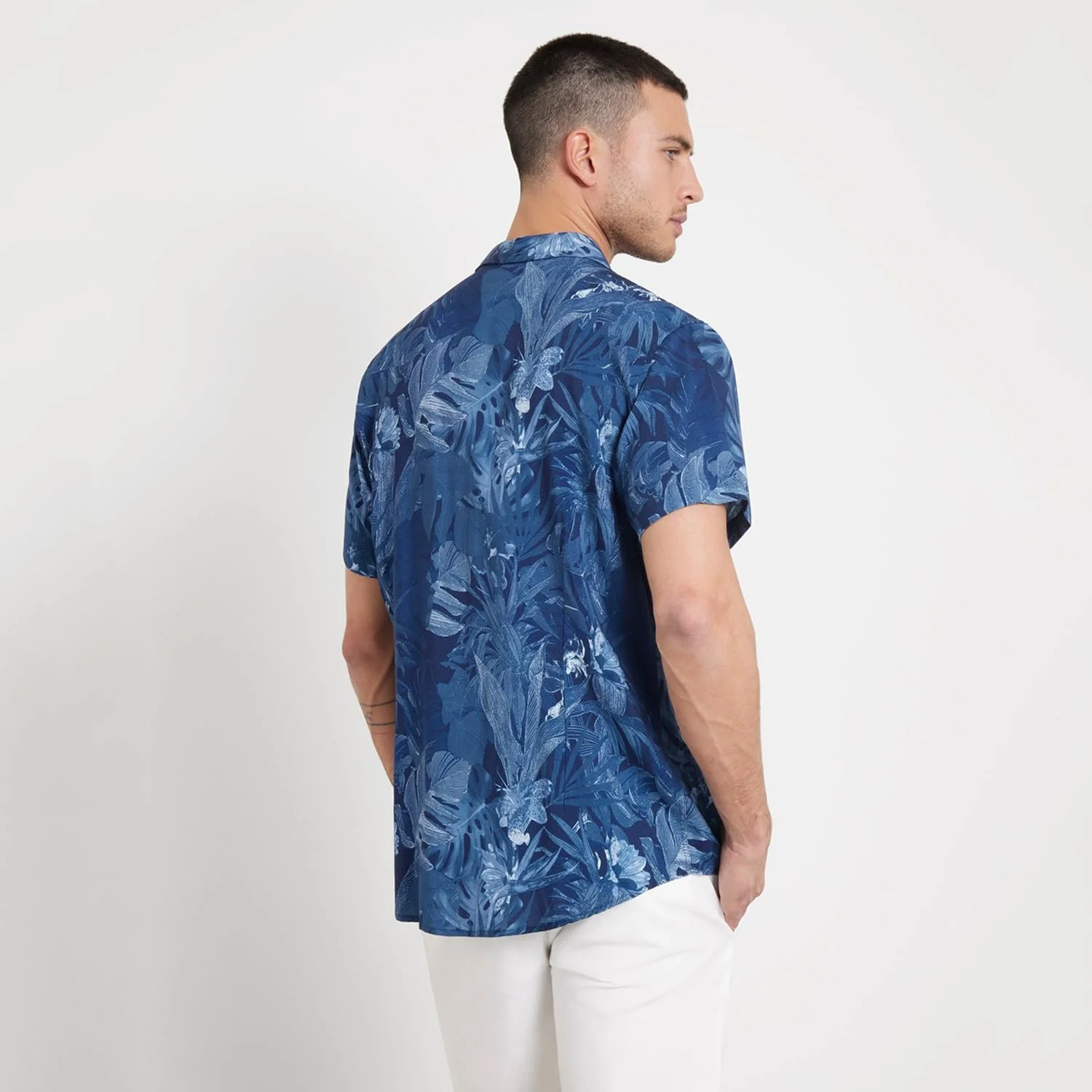 Сорочка GUESS M4GH76-WD4Z2 Гравірований тропічний принт, L, фото №3 Сорочка GUESS M4GH76-WD4Z2 Гравірований тропічний принт, L, фото №3