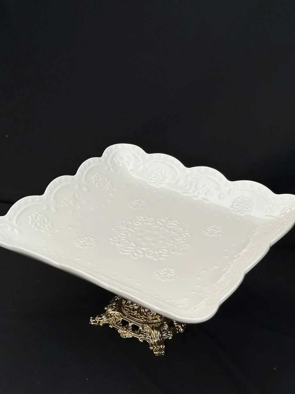 Гарне порцелянове блюдо на золотій ніжці 25х25 см, фото №2