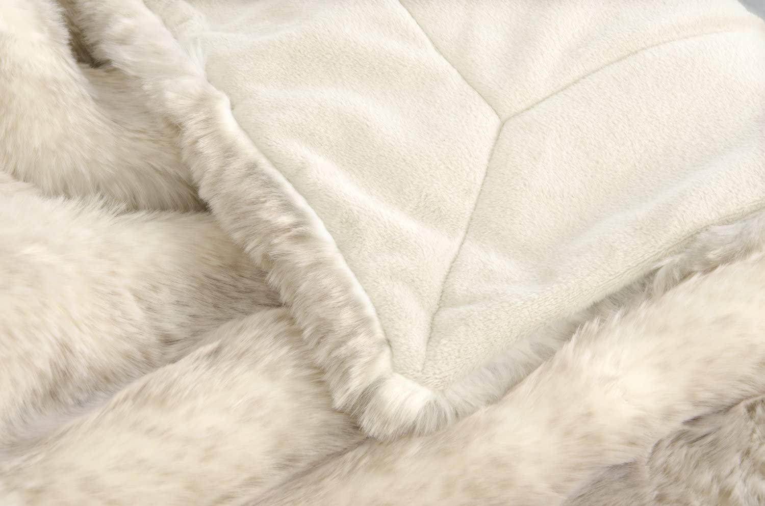 Покрывало Wohnen & Accessoires Premium Fur Blanket Polar Wolf Искусственный мех Плед Уютный и комфортный 170 x 220 см, фото №3 Покрывало Wohnen & Accessoires Premium Fur Blanket Polar Wolf Искусственный мех Плед Уютный и комфортный 170 x 220 см, фото №3