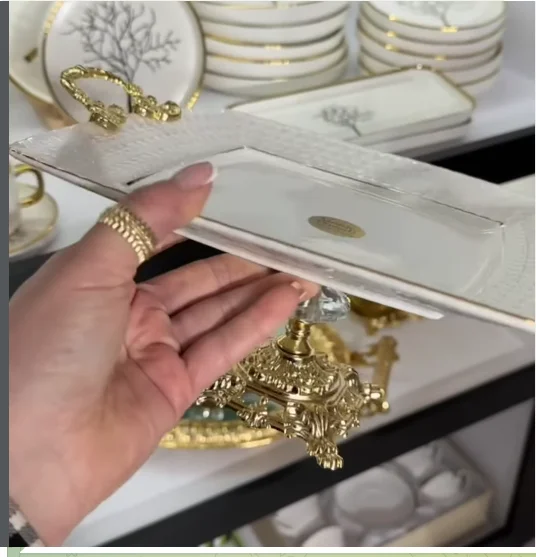 Блюдо на золотій ніжці з золотими ручками 26х26 см Снігова Королева., фото №2 Блюдо на золотій ніжці з золотими ручками 26х26 см Снігова Королева., фото №2