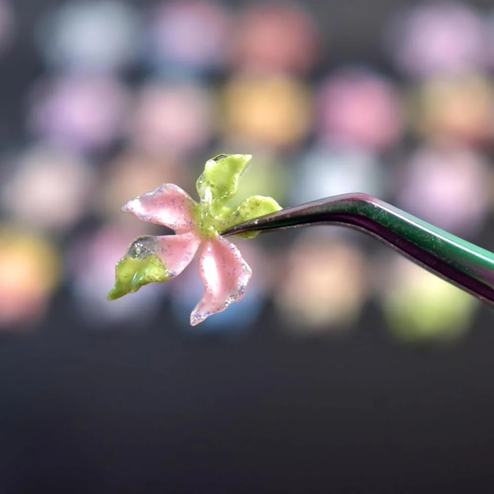 Украшения для ногтей 3D Цветок Разноцветные Цветочные Подвески для Ногтей Аксессуары для Ногтей Блестящие Люминесцентные Цветы Лилии Декоративные Подвески для Ногтей Блестящие Камни Дизайн Ногтей Лилии Цветы для Ногтей, 50 шт, фото №5