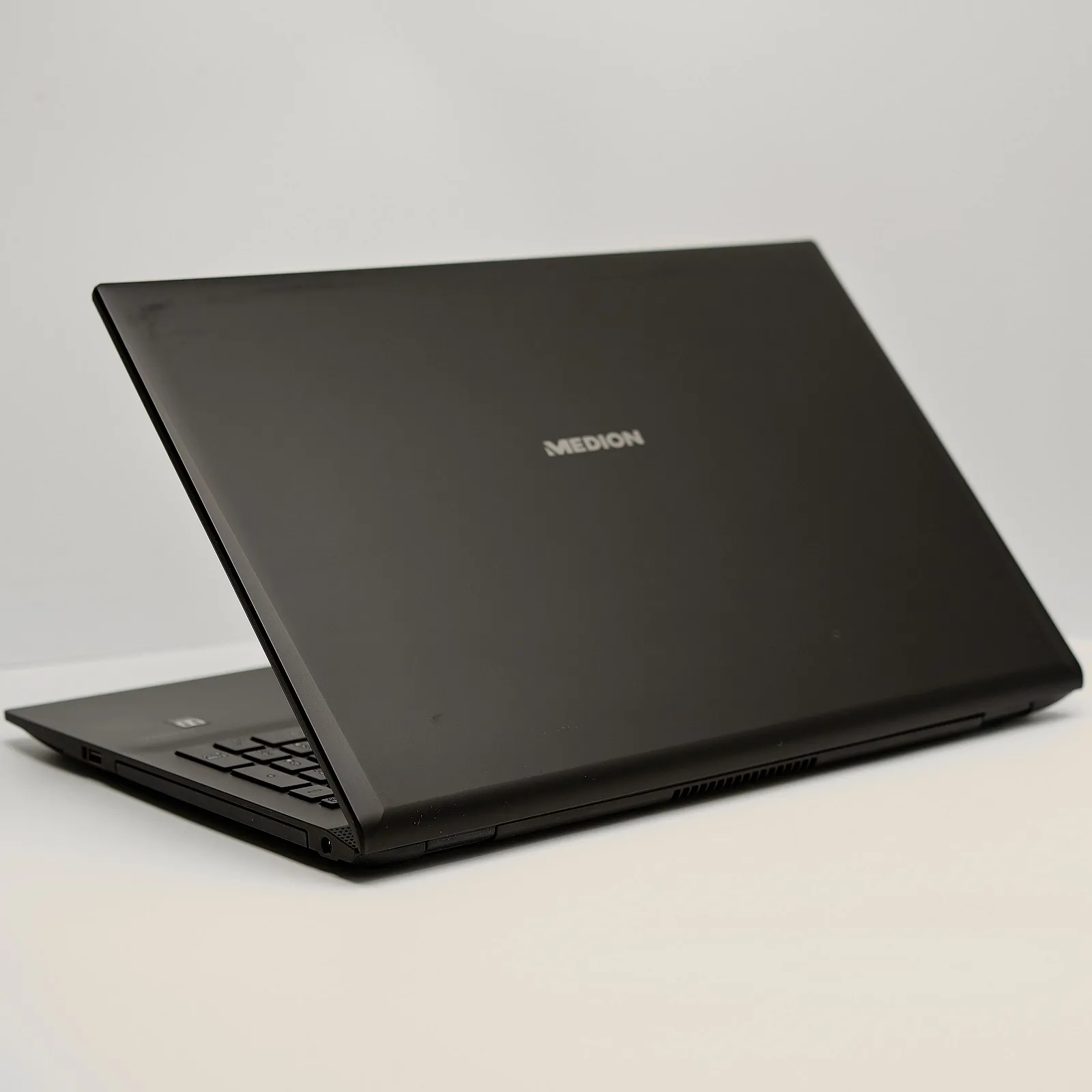 Ноутбук 15.6'' Medion (Lenovo Group) Akoya E6440 | Intel Core i7-8550U | IPS (1920x1080) FullHD | RAM 8 ГБ | SSD 128 ГБ + HDD 1 ТБ | Nvidia GeForce MX150 | Win10 (4915), фото №5 Ноутбук 15.6'' Medion (Lenovo Group) Akoya E6440 | Intel Core i7-8550U | IPS (1920x1080) FullHD | RAM 8 ГБ | SSD 128 ГБ + HDD 1 ТБ | Nvidia GeForce MX150 | Win10 (4915), фото №5