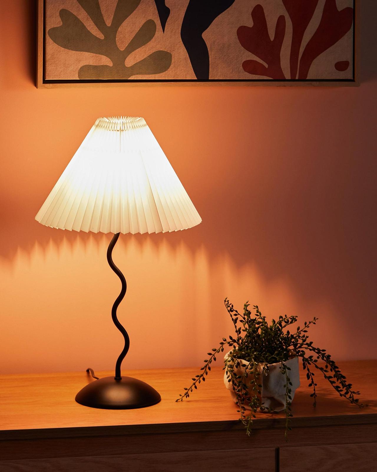 Настільна лампа Beliani Jikawo металева основа хвиляста плісирований плафон конусоподібна чорна, фото №2
