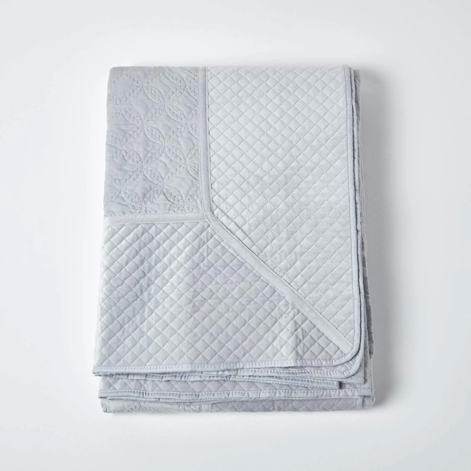 Покрывало стеганое бархатное Homescapes Светло-серый Геометрический узор Eternity Rings 200x200см, фото №2 Покрывало стеганое бархатное Homescapes Светло-серый Геометрический узор Eternity Rings 200x200см, фото №2