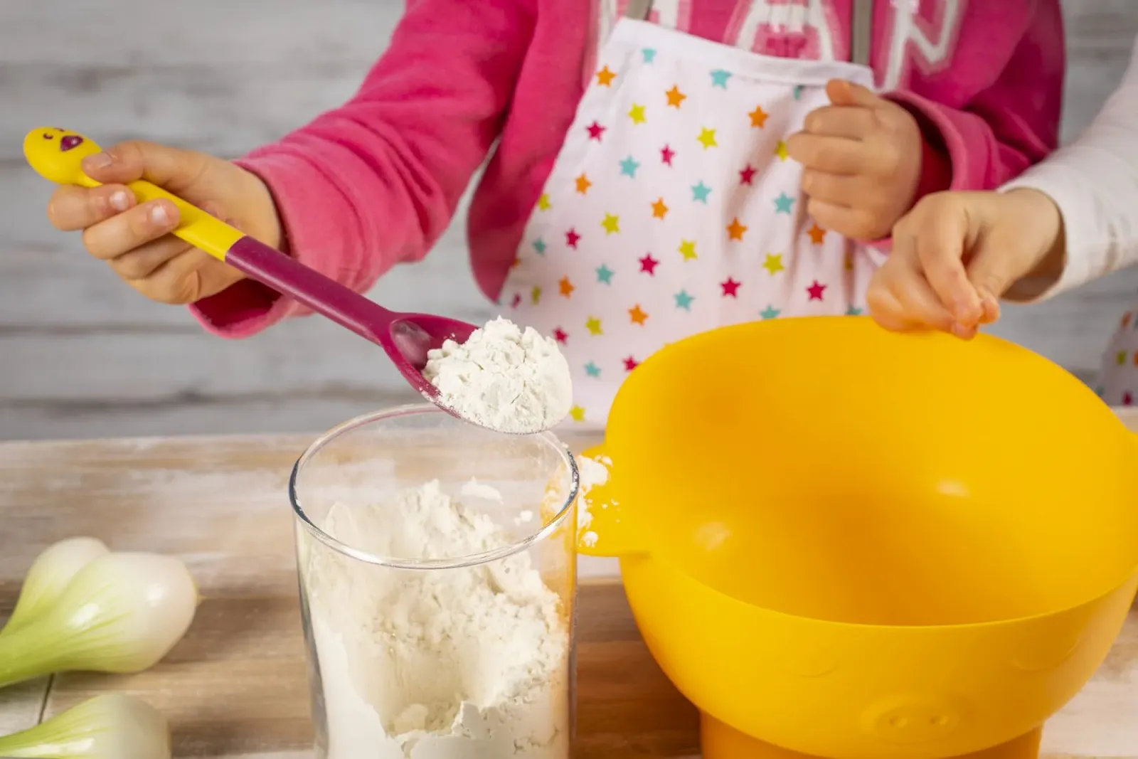 Набір мисок KUHN RIKON Kinderkitchen Mix 3 шт з вінчиком та ложкою для дітей, фото №8 Набір мисок KUHN RIKON Kinderkitchen Mix 3 шт з вінчиком та ложкою для дітей, фото №8