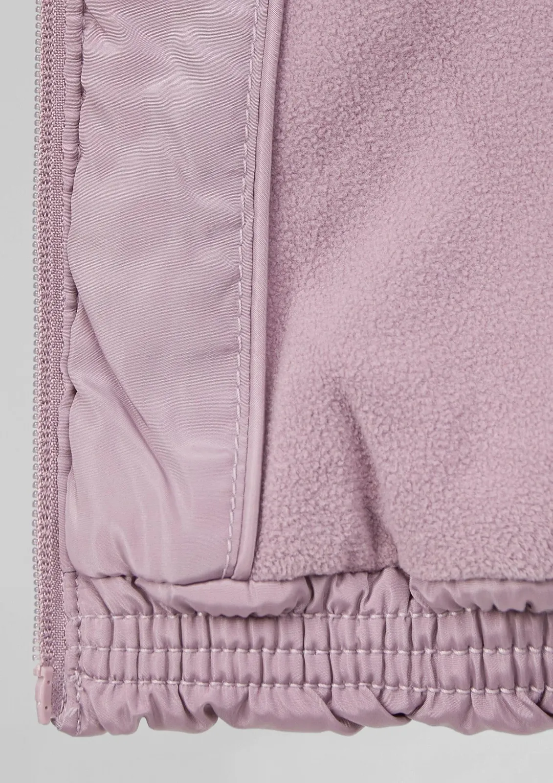 Утепленное пальто s.Oliver с блестящим поясом и съемным капюшоном, фото №4