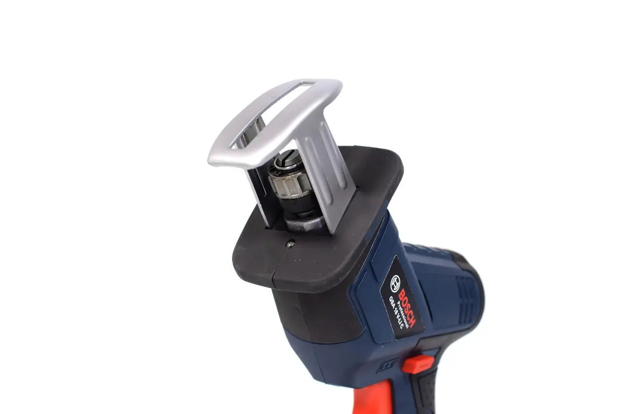 Аккумуляторная сабельная пила Bosch GSA 18 V-LI Электроножовка Бош для сада на аккумуляторе, фото №6 Аккумуляторная сабельная пила Bosch GSA 18 V-LI Электроножовка Бош для сада на аккумуляторе, фото №6