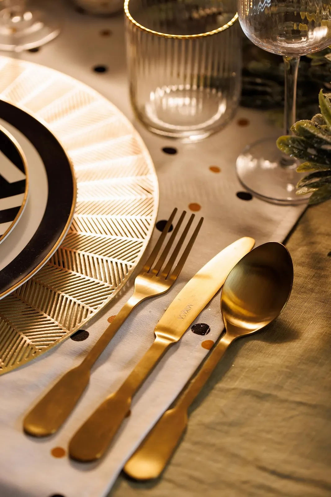 Набір столових приборів Mikasa Soho Gold з нержавіючої сталі, 16 предметів, золотий, фото №9 Набір столових приборів Mikasa Soho Gold з нержавіючої сталі, 16 предметів, золотий, фото №9