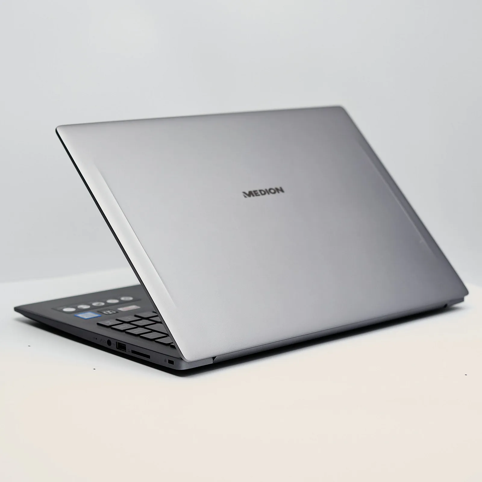 Ноутбук 15.6'' Medion (Lenovo Group) Akoya S6445 | Intel Core i3-8145U | IPS (1920x1080) FullHD | RAM DDR4 8 ГБ | SSD 256 ГБ | Intel UHD Graphics 620 | Металевий корпус | Win10 (5018), фото №6