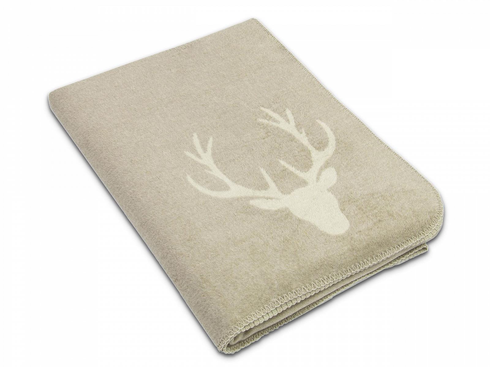 Одеяло ZOLLNER Мягкое 150 x 200 см - Пушистое и Мягкое Двустороннее Одеяло в Двух Простых Цветах - Модный Узор с Головой Оленя в Бежевом Цвете - Смешанная Ткань, фото №1