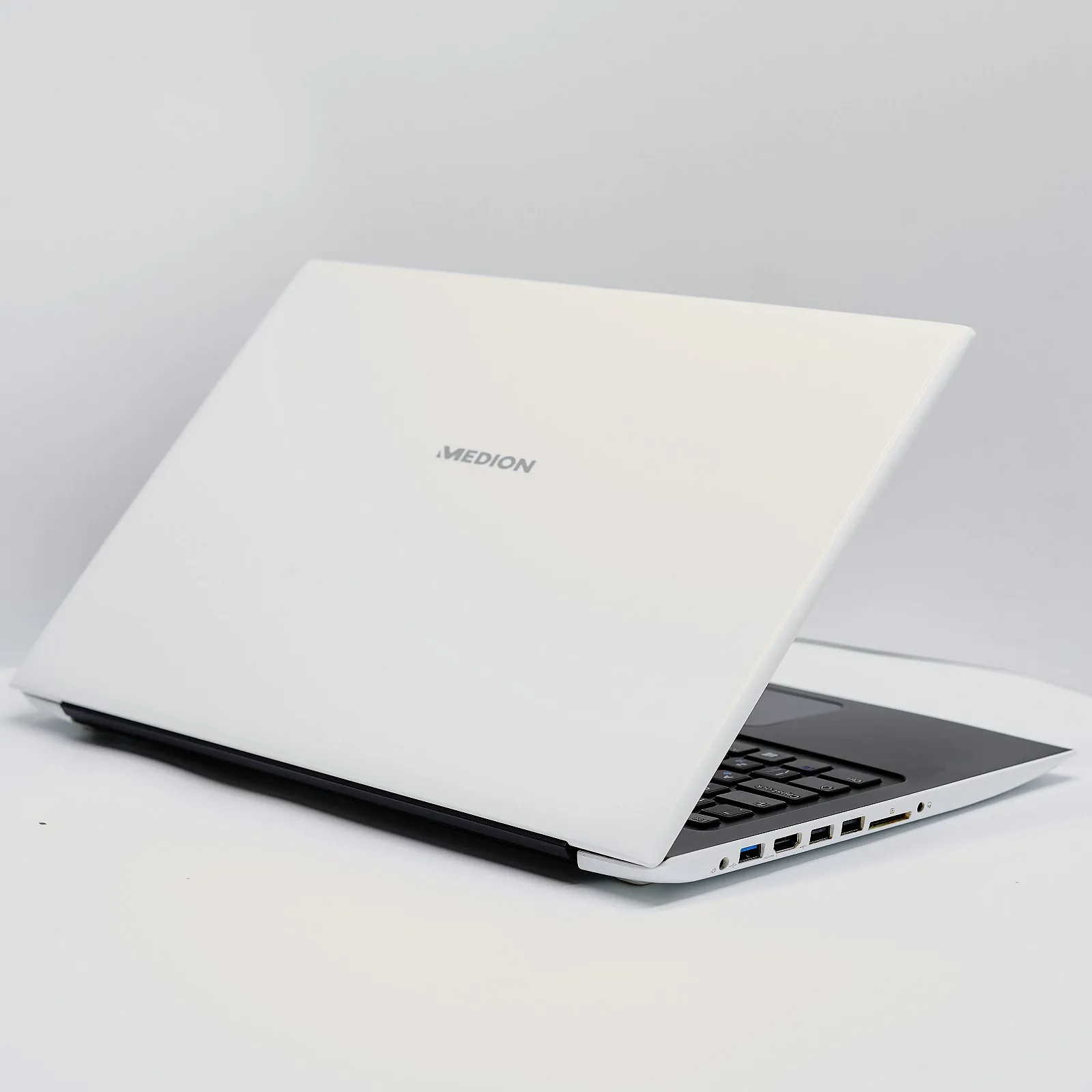 Ноутбук 15.6" Medion (Lenovo Group) Akoya S6219 Intel RAM 4 ГБ eMMC 128 ГБ Intel Graphics Win10 (4860), фото №1