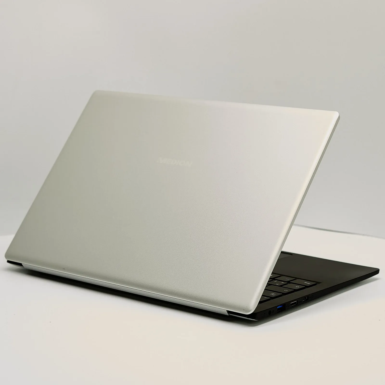 Ультрабук 14" Medion (Lenovo Group) Akoya E4251 Intel RAM 4ГБ SSD 128 ГБ Intel Graphics Металевий корпус Win10, фото №5