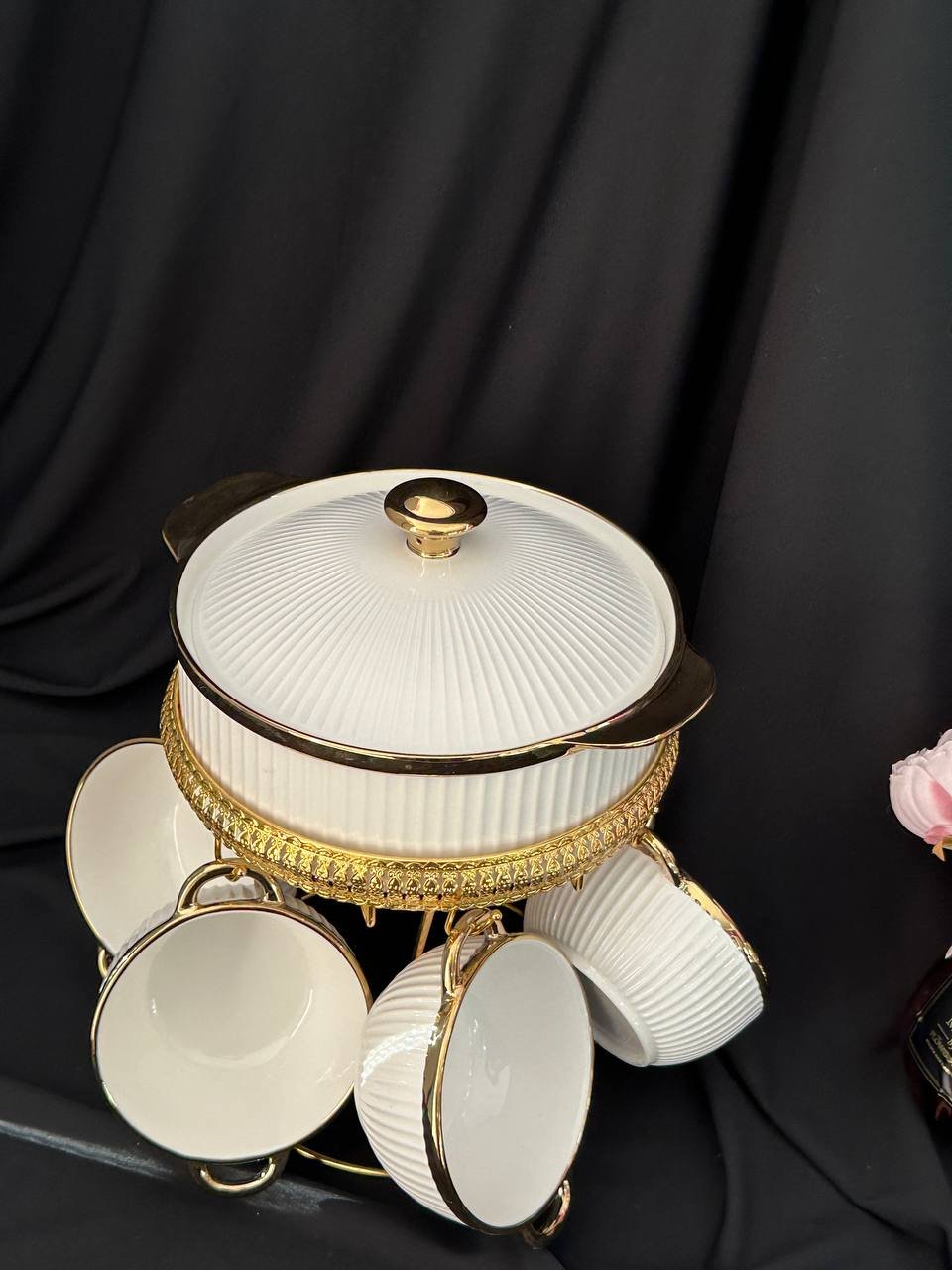Сервіз супниця та 6 тарілок ан золотій підставці, фото №1