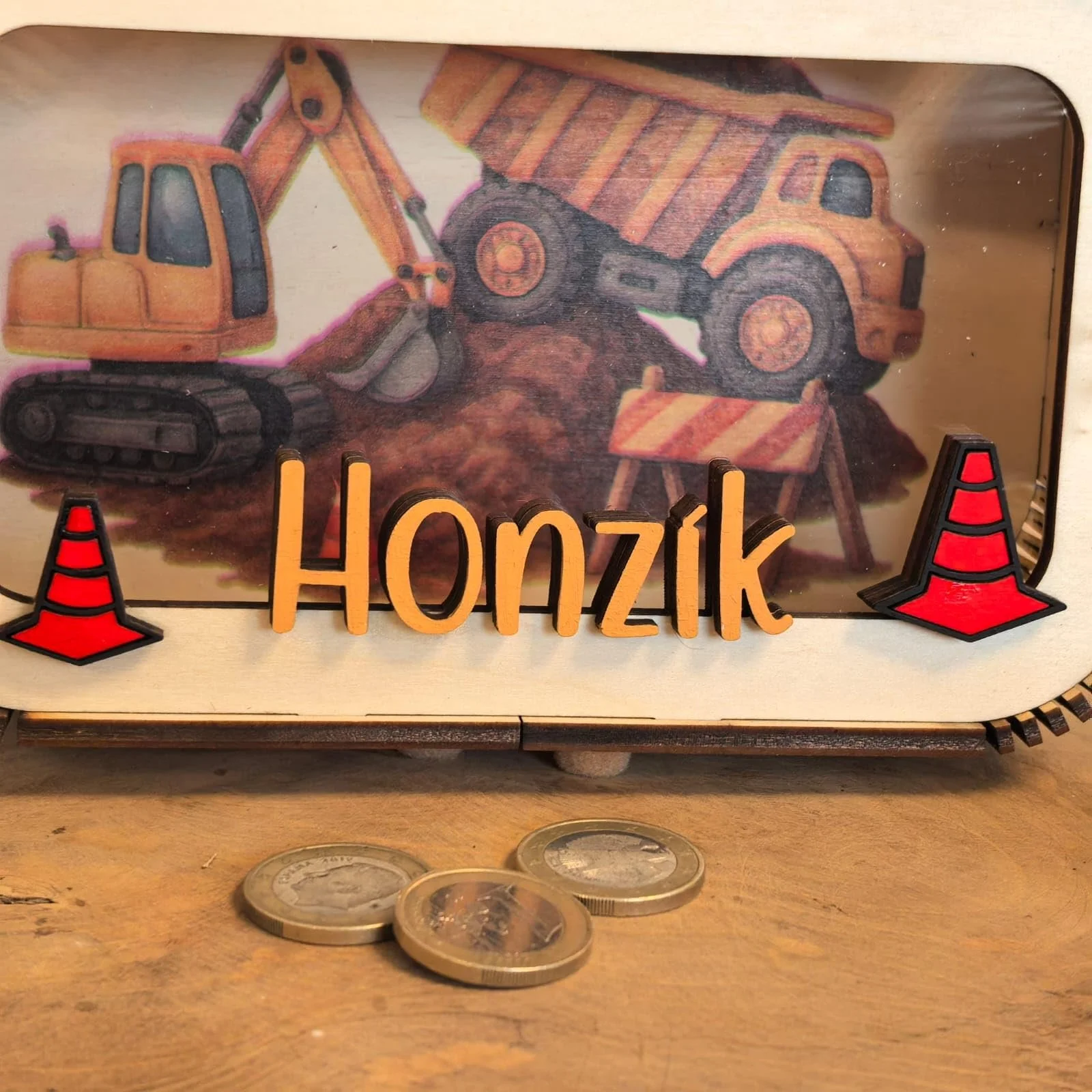 Скарбничка Lilubi з дерева з мотивом екскаватора персоналізована, фото №6