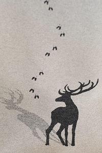 Покривало David Fussenegger Silvretta Олень в лісі 140 x 200 см Фетр Світло-сірий synthetic.ua - Фото 1