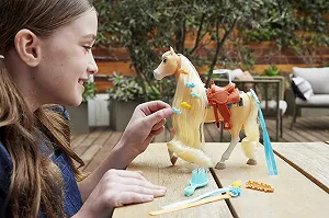 Лошадь Spirit GXF71 Miradero Festival для причесок Chica Linda (20 см) с длинной гривой, длинным хвостом и аксессуарами для укладки цена на synthetic.ua - Фото 1 Лошадь Spirit GXF71 Miradero Festival для причесок Chica Linda (20 см) с длинной гривой, длинным хвостом и аксессуарами для укладки synthetic.ua - Фото 1