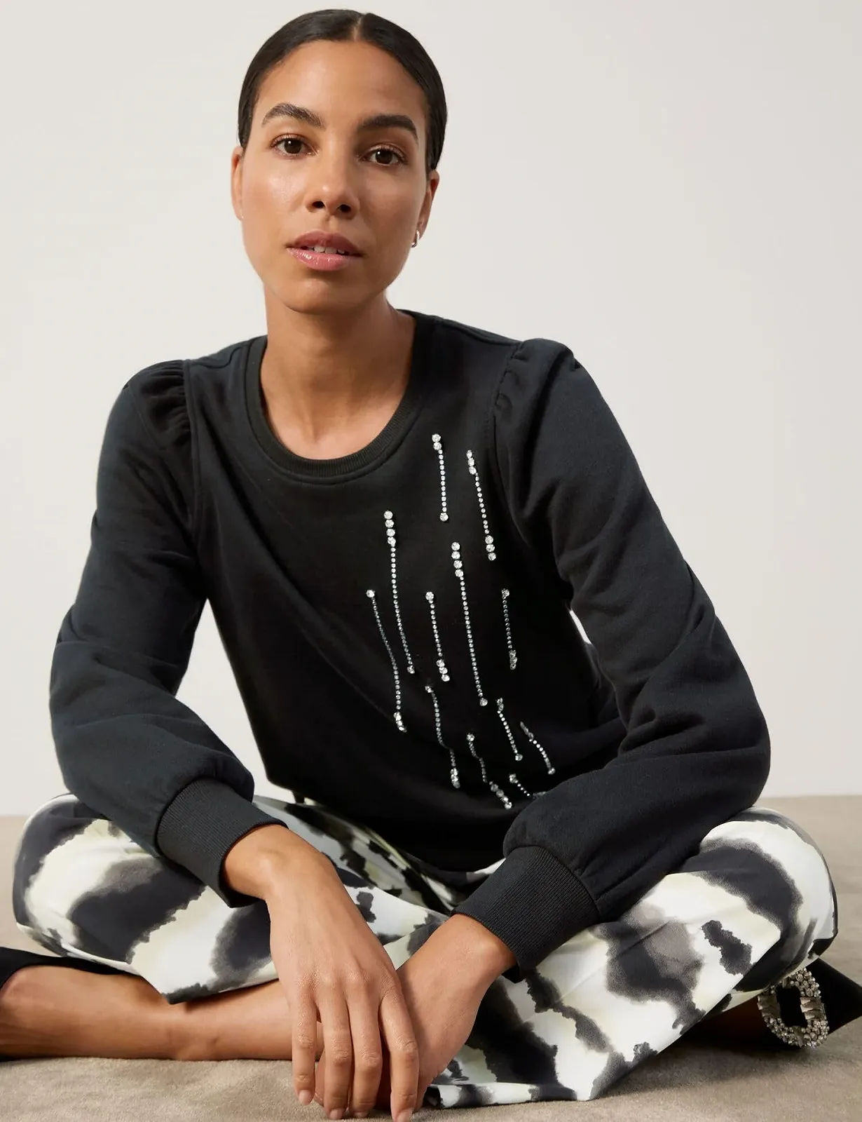 Жіноча Толстовка Taifun Однотонна з довгими рукавами-буфами, манжетами та прикрасою зі стразами, фото №7 Жіноча Толстовка Taifun Однотонна з довгими рукавами-буфами, манжетами та прикрасою зі стразами, фото №7