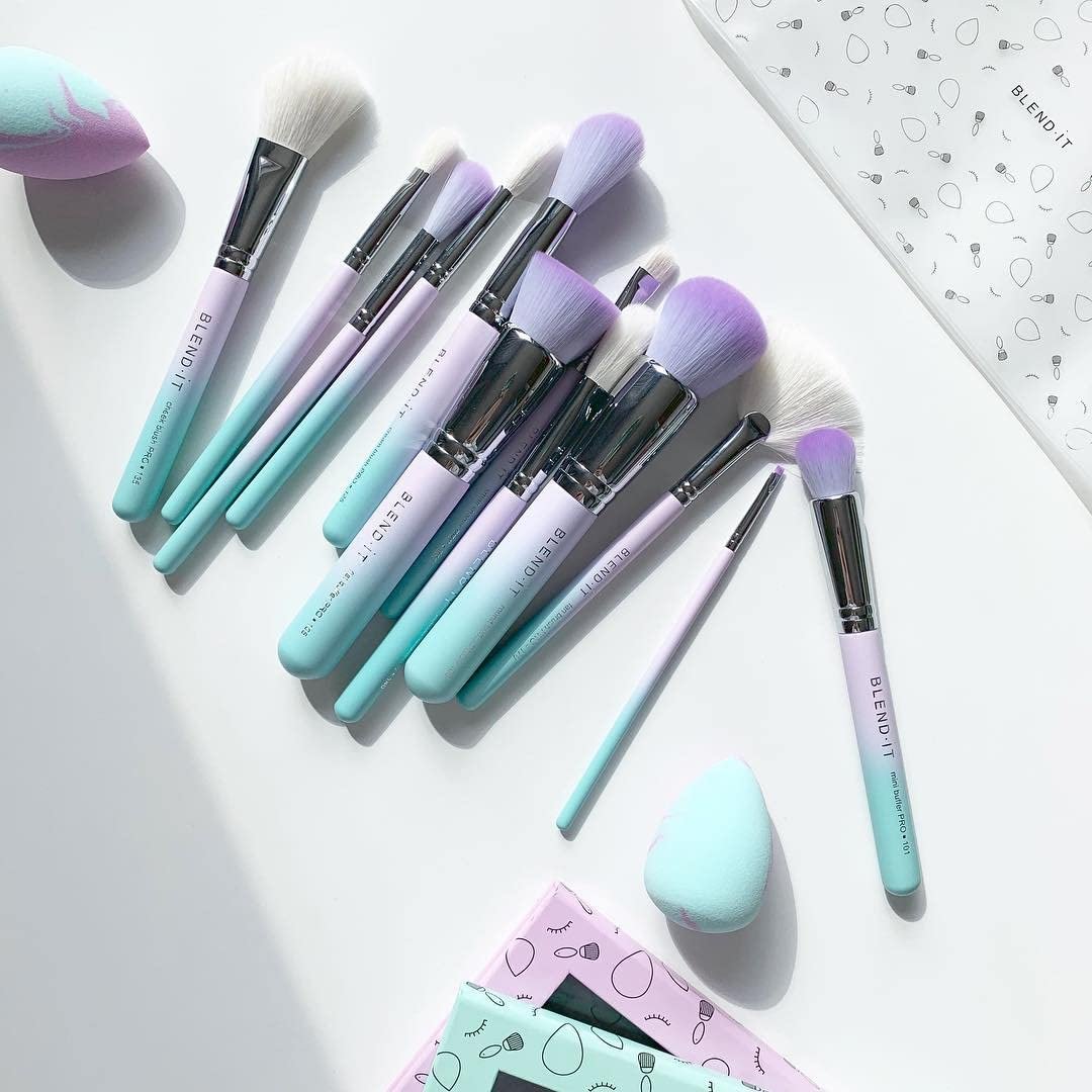 Кисть BLEND IT Small Shader PRO 280 для тіней з синтетичного і козячого волосся дерев'яна ручка латунна обойма Violet Sunset, фото №6
