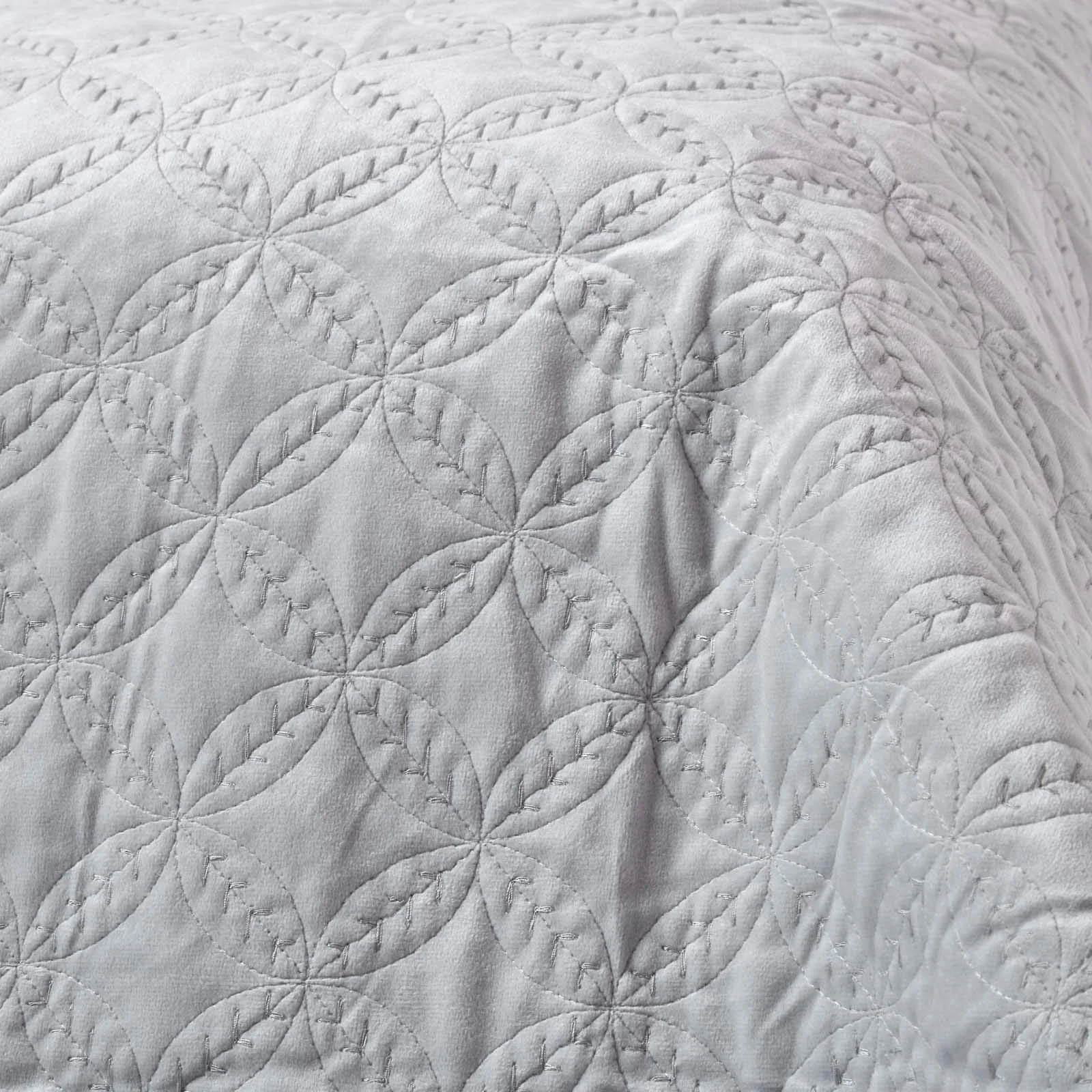 Покрывало стеганое бархатное Homescapes Светло-серый Геометрический узор Eternity Rings 200x200см, фото №3 Покрывало стеганое бархатное Homescapes Светло-серый Геометрический узор Eternity Rings 200x200см, фото №3