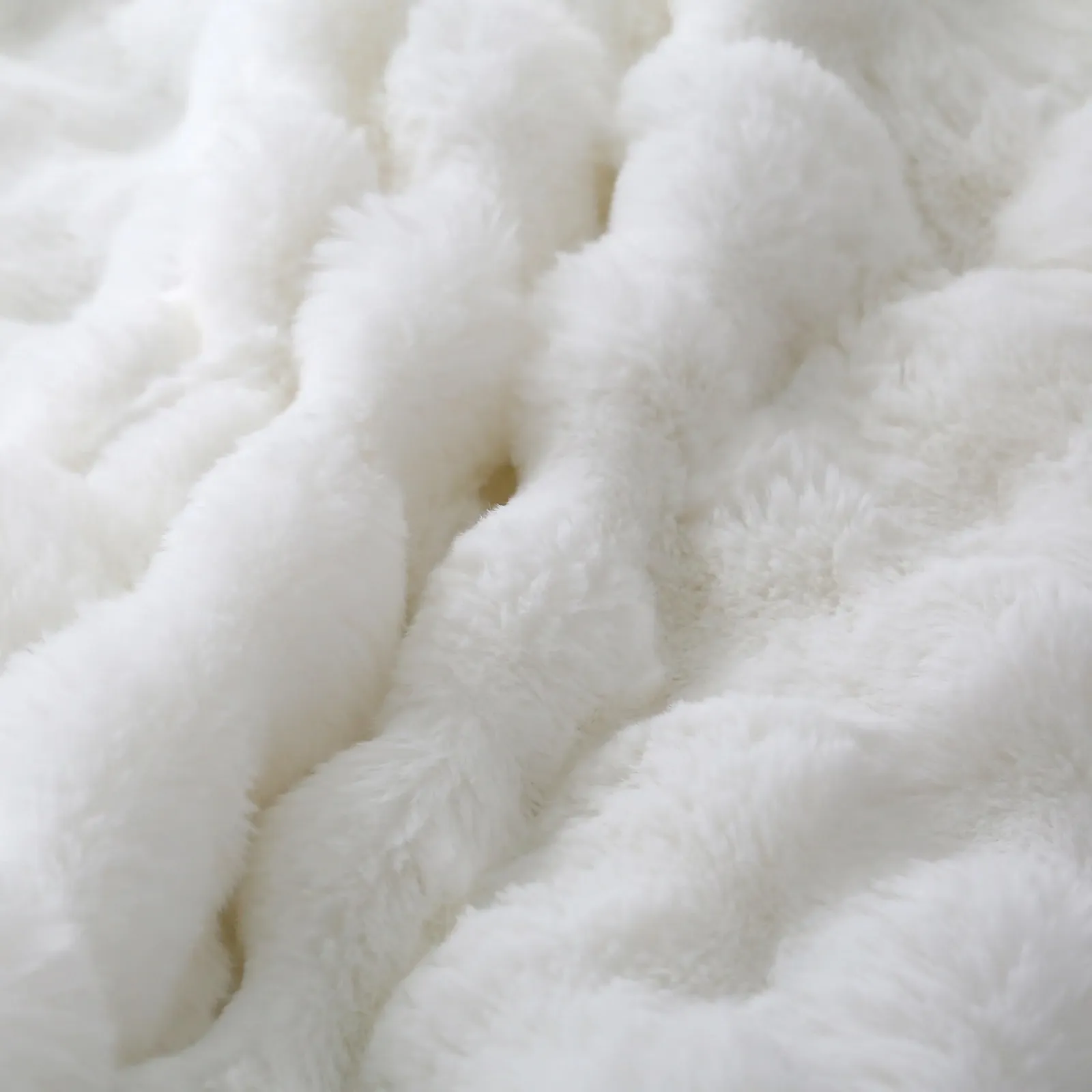 Покрывало Emilie-Textil Luxury Faux Fur - очень мягкое и приятное на ощупь меховое покрывало, 4 размера и цвета, фото №6 Покрывало Emilie-Textil Luxury Faux Fur - очень мягкое и приятное на ощупь меховое покрывало, 4 размера и цвета, фото №6